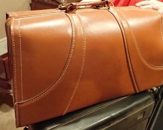 VINTAGE DOMINION LUGGAGE DR. BAG