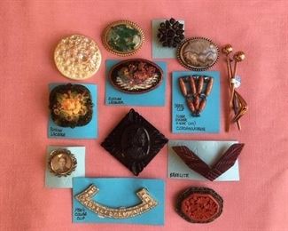 Small assortment of HUNDREDS of Brooches & Dress clips