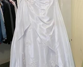 Maggie Sottero Size 10 Wedding Dress Retail over 1000.00 retail Sweetheart Neckline and corset back