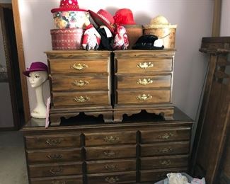 Dresser with night stands (HATS)