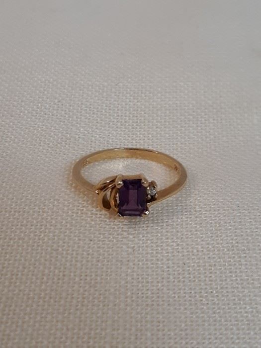 585 gold ring with amethyst diamonds