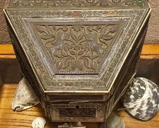 SUPER RARE AND VERY OLD ANTIQUE CHINESE ASIAN BOX WITH SKULL INSIDE.