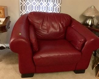 HAVERTY'S OVER SIZED LEATHER CLUB CHAIR.