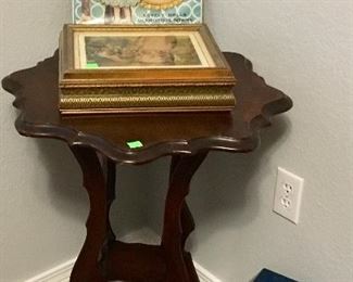 NICE SCALLOPED WOOD LAMP TABLE.