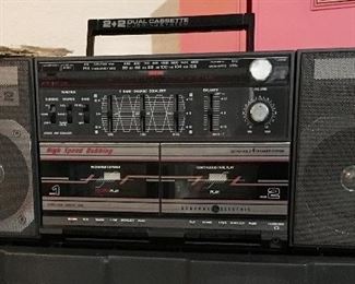 VINTAGE 2 + 2 BOOMBOX