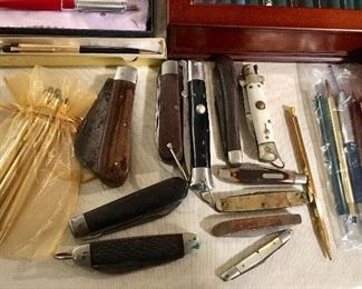 VINTAGE BUTTON AND POCKET KNIVES.