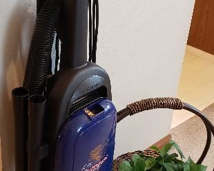 Hoover Wind Tunnel upright vac & nice basket