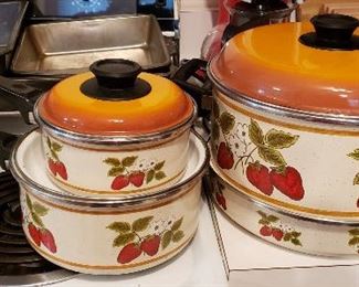 Set of "Strawberry pans with lids