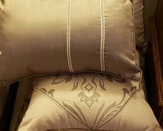 Pillows that match Queen spread & dust ruffle