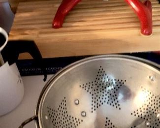 Cutting board, grinder & colanders 