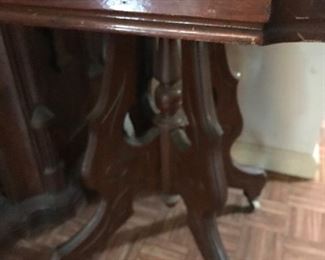 VICTORIAN TABLE