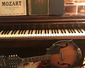 PIANO & UKULELE
