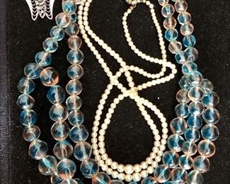 Vintage jewelry - bubble glass necklace