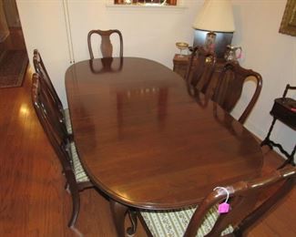 Walnut Queen Anne dining set has 2 leaves and opens up to 8'.