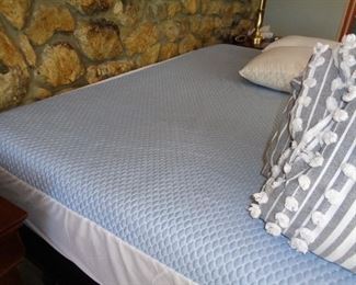 queen bed/nice mattress/bedding
