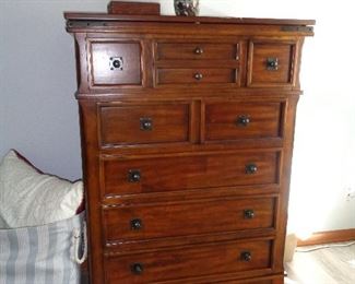 chest of drawers\