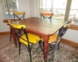 love this dining set w/4 chairs