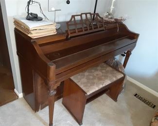 Winter spinet piano