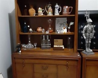 Credenza China  Cabinet Warner Brothers Road Runner Plastic figure