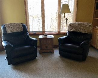 LA-Z-BOY black recliners, small side table and floor lamp