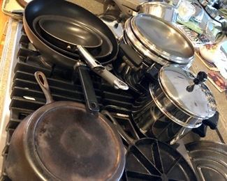 Pots and pans, Cast iron skillet 8, Cornbread pie pan marked
