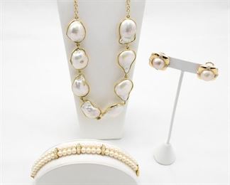 Yellow gold pearls and diamonds jewelry