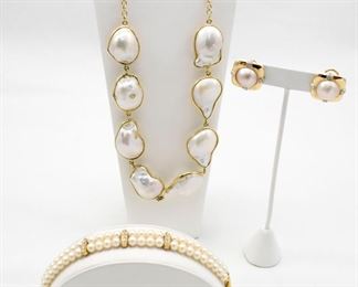 Yellow gold pearls and diamonds jewelry