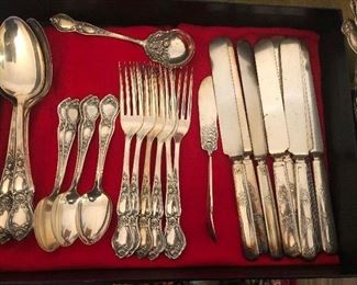 RC CO American Beauty Rose 22 pcs
Service for 6 + 2 extra knifes & 2 Serving Pcs
