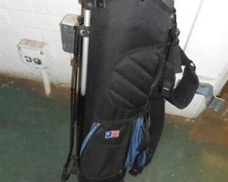 US Kids golf bag with 5 clubs. 1 wood & 4 iron