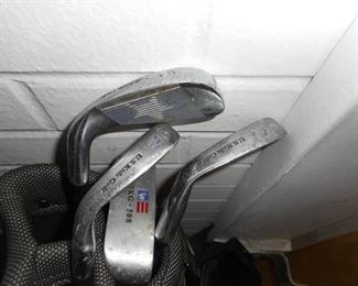 US Kids golf bag with 5 clubs. 1 wood & 4 iron