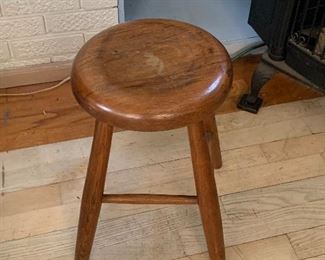 ANNTIQUE MILKING STOOL