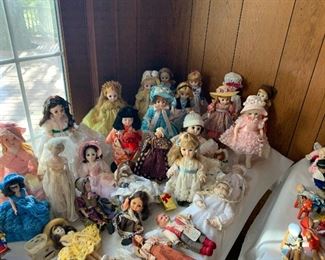 100+ DOLLS