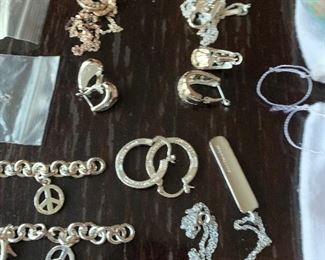CLOSE UP OF JEWELRY
