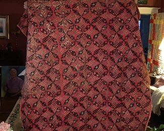 ANTIQUE QUILT SHOWS WEAR