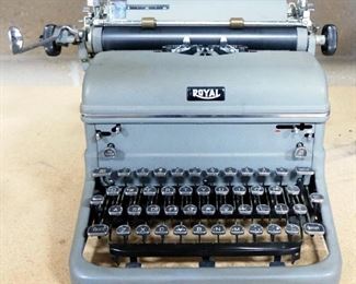 Vintage Royal Typewriter Co. Manual Typewriter, Has Ribbon