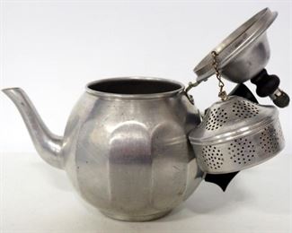 Pyrex 1.5 qt Casserole Dish In Everlast Aluminum Holder With Lid, Aluminum Teapot And Serving Tray