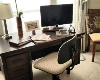 Appartment size mid-century desk