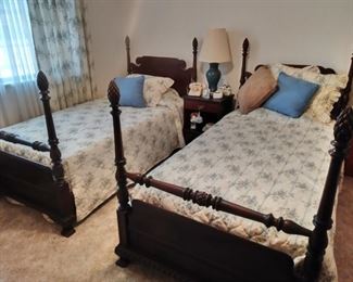 Antique pineapple poster twin bed set . 