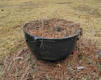 Cast iron yard kettle pot