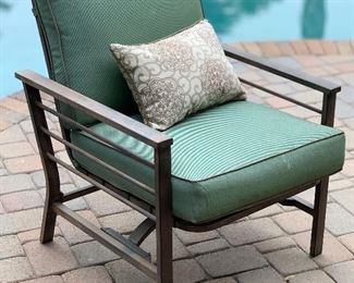 Outdoor Patio Coffee Table & 4 Chairs Set	Table: 19x36x36.   Chairs: 33x27x30in. Seat height: 19in	HxWxD
