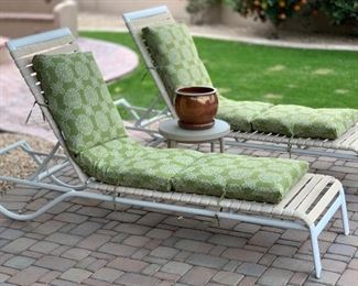 1 White Chassis Lounge #1		
1 White Chassis Lounge #2	