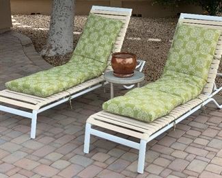 1 White Chassis Lounge #1		
1 White Chassis Lounge #2	