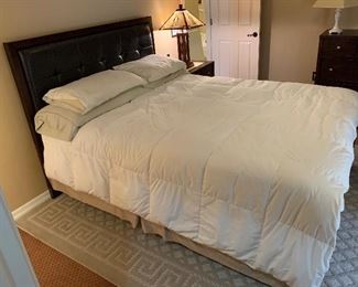 Queen Tufted Leather/Dark Wood Bed w/  Simmons Beautyrest Mattress	27x64x87in	HxWxD
