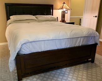 Queen Tufted Leather/Dark Wood Bed w/  Simmons Beautyrest Mattress	27x64x87in	HxWxD
