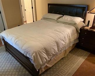 Queen Tufted Leather/Dark Wood Bed w/  Simmons Beautyrest Mattress	27x64x87in	HxWxD
