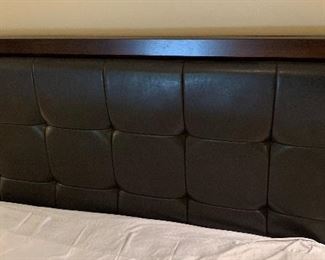 Queen Tufted Leather/Dark Wood Bed w/  Simmons Beautyrest Mattress	27x64x87in	HxWxD
