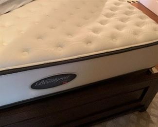 Queen Tufted Leather/Dark Wood Bed w/  Simmons Beautyrest Mattress	27x64x87in	HxWxD
