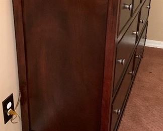 Contemporary Dark Wood 6-Drawer Dresser Ashley B418-31	37.5x60x19in	HxWxD
