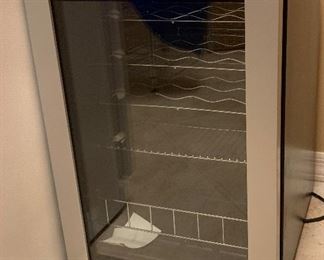 WineEnthusiast Wine Chiller 268682001	24.5x17x19	HxWxD
