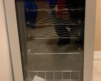 WineEnthusiast Wine Chiller 268682001	24.5x17x19	HxWxD
